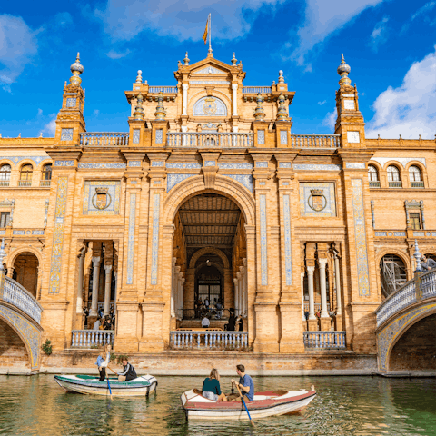See the gorgeous architecture of the famous Plaza de España