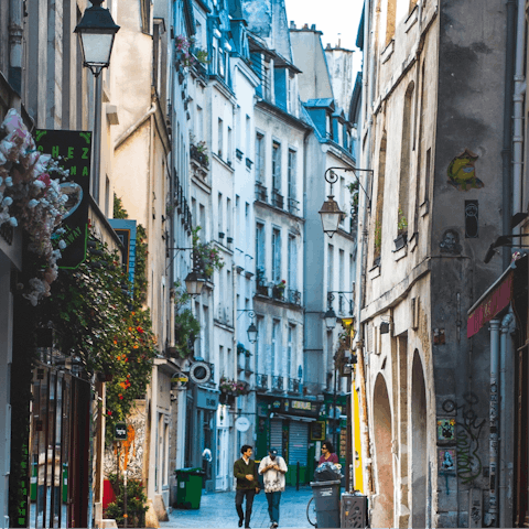 Discover cocktail bars and trendy boutiques in Le Marais, fifteen minutes away