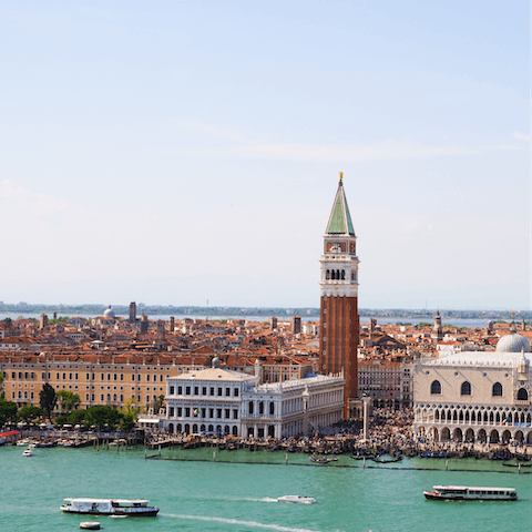 Discover all of the delights that Venice has to offer on foot