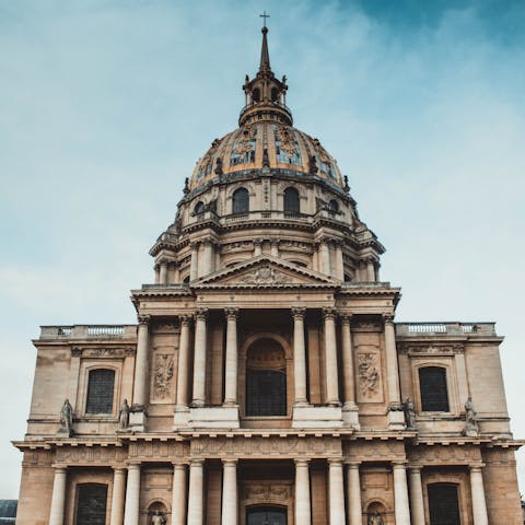 Visit the impressive Hôtel des Invalides – it’s within walking distance