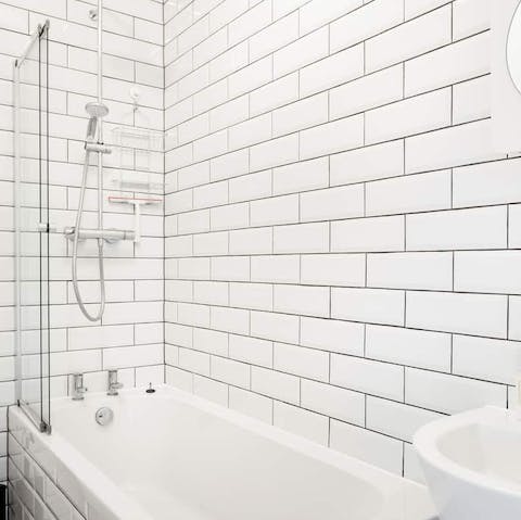 Wash off the sea salt from your skin in the pristinely tiled bathtub