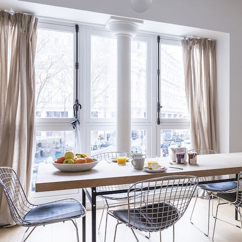 Host a dinner party with a view of the Parisian street life below