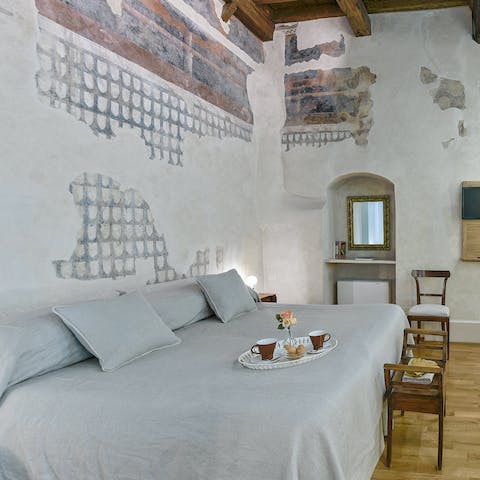 Fall asleep in the frescoed bedrooms