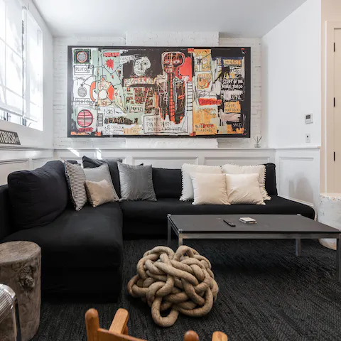 Blend right in with the hip Williamsburg crown in this art-filled hideaway