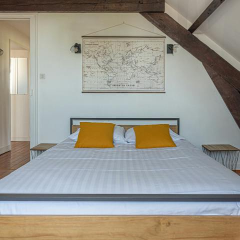 Get a good night's rest in the charming bedroom under the wood beams 