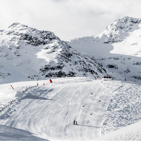 Explore the slopes around La Côte-d’Arbroz, the ski lift is 4.5 kilometres from this home