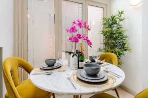 Elegant Townhouse image 6