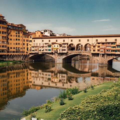 Stay four minutes from the iconic Ponte Vecchio