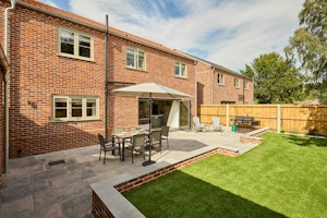 Northern Manor image 3