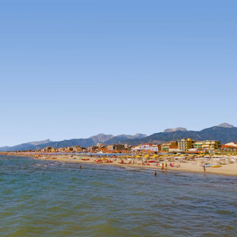 Wander twenty minutes to the beach in Forte dei Marmi and sprawl out in the sand