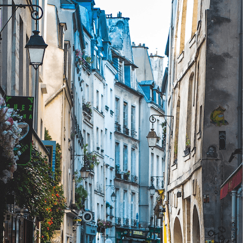 Stay near the bustling neighbourhood of Le Marais, with its concept shops, boutiques, excellent restaurants and lively bars 