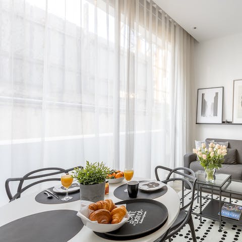 Take breakfast on the table in the sunlight of the floor-to-ceiling windows