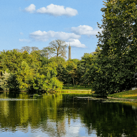 Go for an afternoon stroll around the nearby Bois de Boulogne