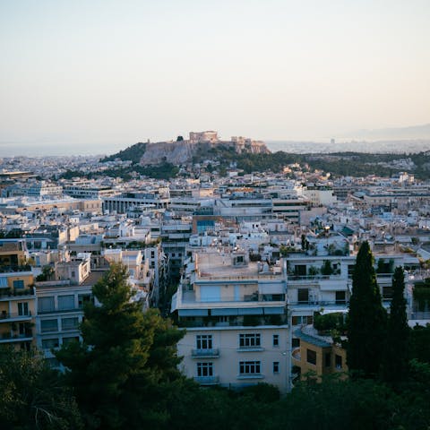 Explore the ancient buildings and fascinating landmarks of central Athens