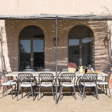 Treat guests to a hearty feast underneath the pergola