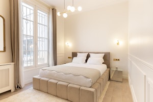Parisian Serene image 3
