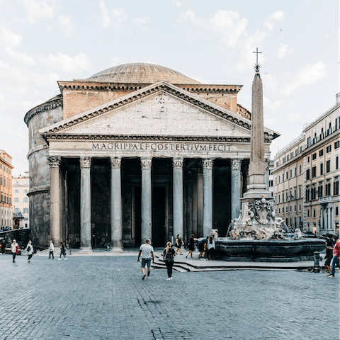 Walk to the historic Pantheon in thirty minutes 