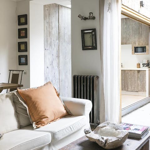 An airy and relaxing Living Room