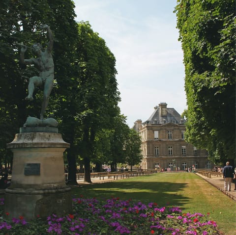Take a picnic to nearby Luxembourg Gardens
