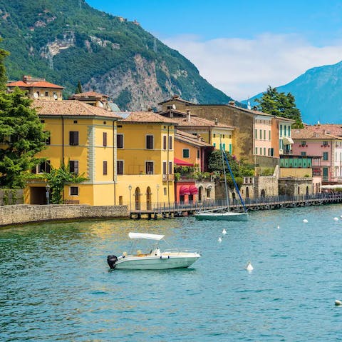 Reach the banks of Lake Garda in just fifteen minutes by car