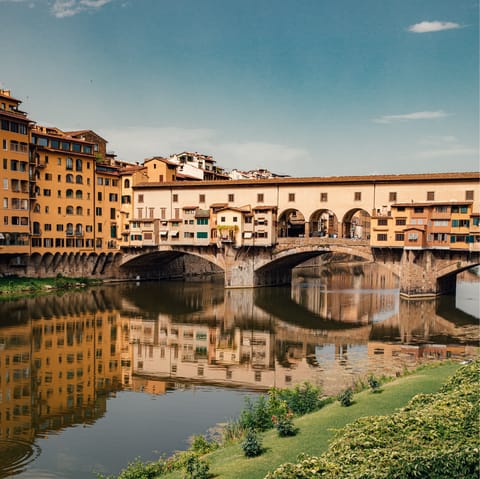 Take a stroll along the banks of the River Arno and reach the Ponte Vecchio in less than twenty minutes