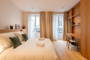 Parisian Window image 10