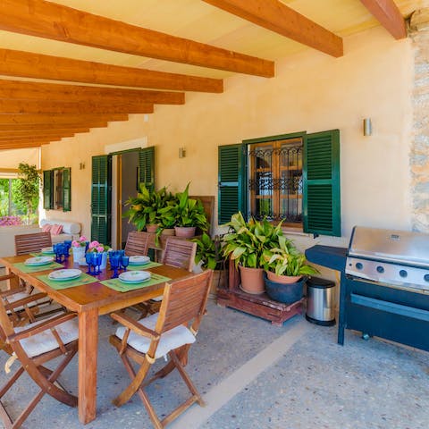 Enjoy family barbecues in the shade of the covered terrace