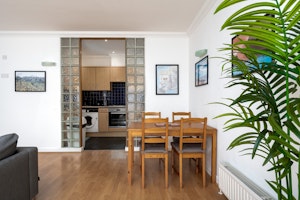 East London Perch image 3
