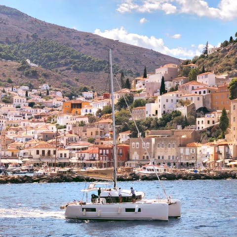 Experience the idyllic beauty of Hydra with a boat trip around the island 