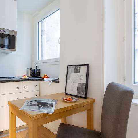 Sit down with a bite to eat in the light-filled kitchen-diner