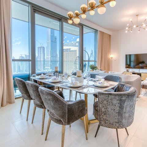 Organise delicious family dinners at the dining table