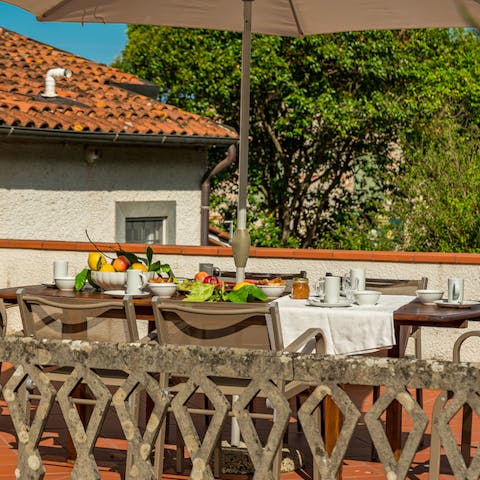 Fire up the barbecue and dine out on the communal terrace