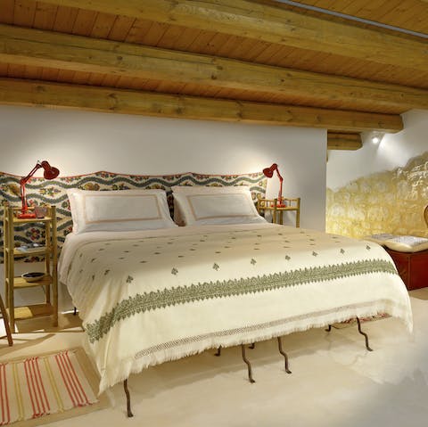 Sleep in an elegant bed under a sloping ceiling