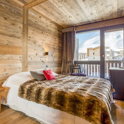Sleep well in the cosy, wood panelled bedroom