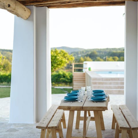 Eat together on the shady terrace with far-reaching views