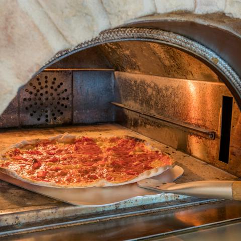 Treat guests to hearty cuisine cooked in the pizza oven or on the barbecue