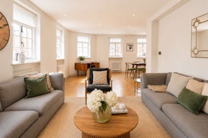 Mayfair Escape image 8