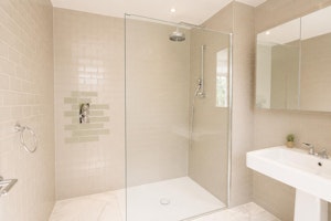 Mayfair Escape image 7