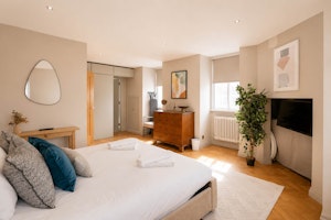 Mayfair Escape image 4