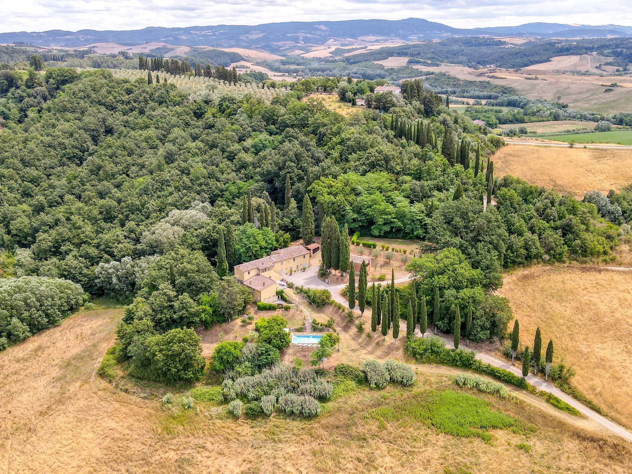 Tuscan Hillside Haven, Peccioli, Pisa Plum