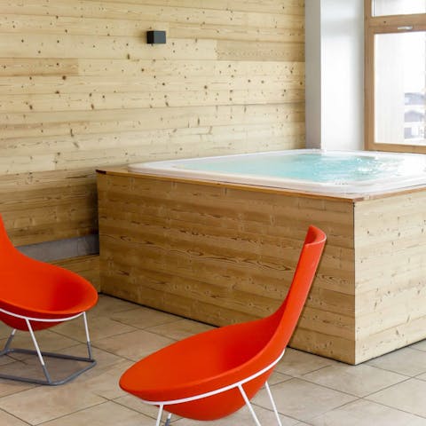 Relax your muscles in the jacuzzi after a ski day
