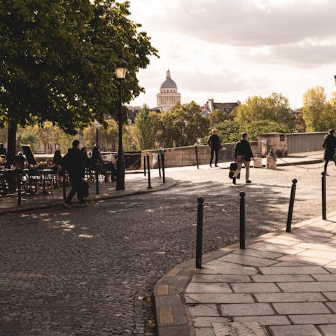 Make the most of your location on the beautiful Île Saint-Louis – it's a great spot for a crêpe