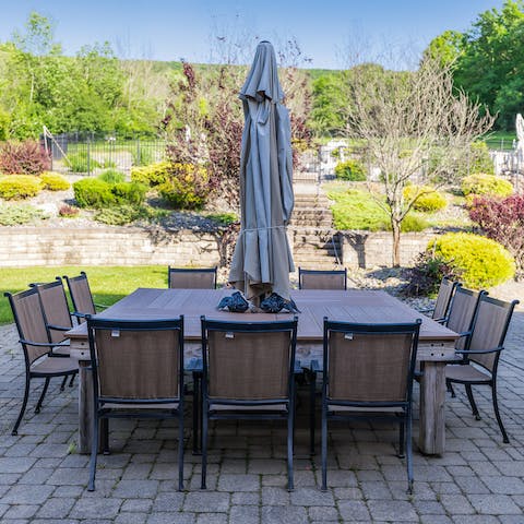 Sit down at the huge outdoor table to enjoy – preferably barbecued – meals aflresco