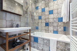 Bleu Marine image 3