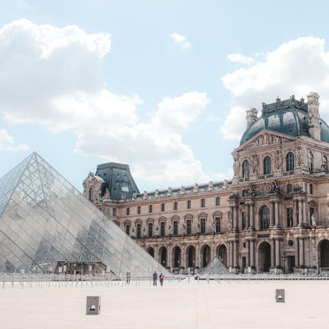 Stroll across Pont Neuf to the Louvre – you'll be there in a matter of minutes