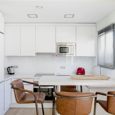 Tuck into pan con tomate and fresh juice around the kitchen island