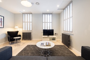 London Luxe image 5
