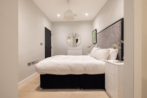 London Luxe image 4