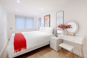 London Locale image 11