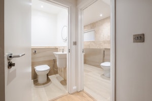 London Locale image 10